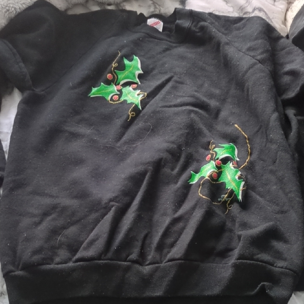 Source Unknown Black Sweatshirt with Green Holly Design